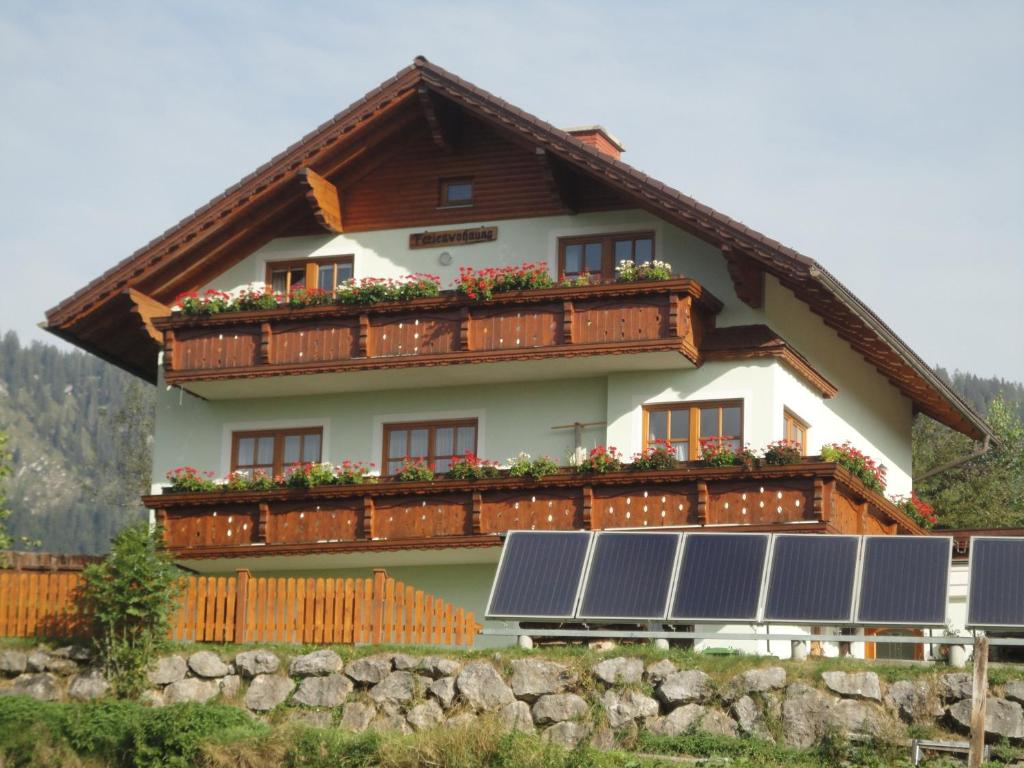 ein Haus mit Sonnenkollektoren davor in der Unterkunft Ferienwohnung Hierzegger in Tauplitz