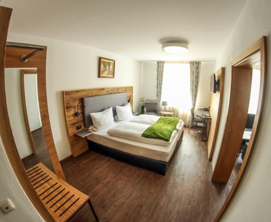 Tempat tidur dalam kamar di Hotel zum ehem. königl. Bayr. Forsthaus