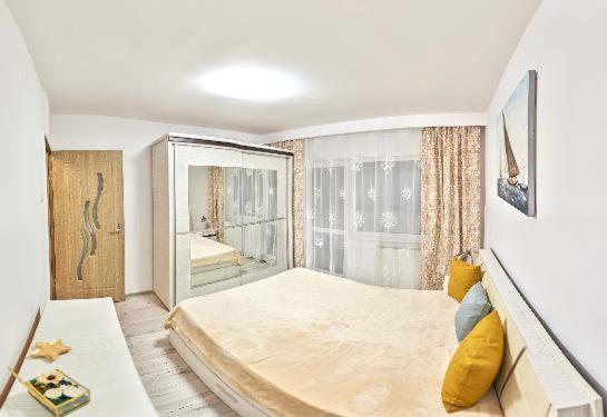 a bedroom with a large bed and a window at Apartament 2 camere cu loc de parcare in Cluj-Napoca