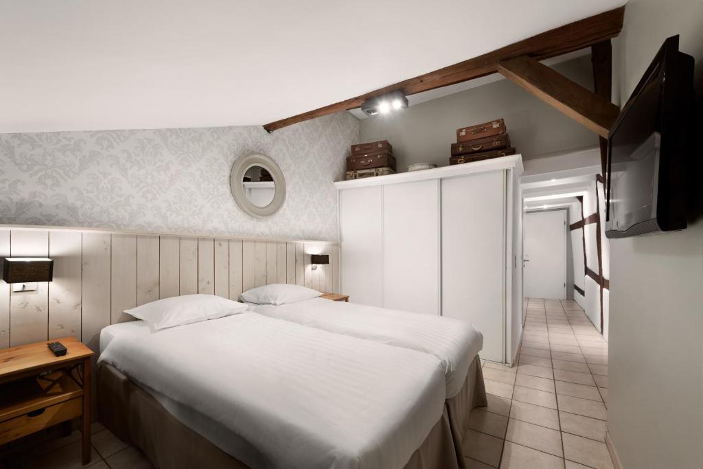 Postel nebo postele na pokoji v ubytování Hotel Aux Ecuries De La Reine