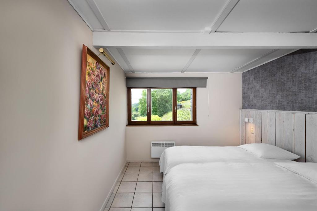 Postel nebo postele na pokoji v ubytování Hotel Aux Ecuries De La Reine