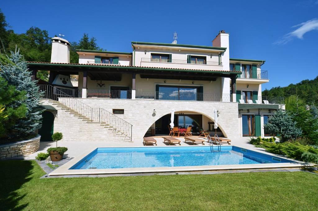 uma casa grande com uma piscina em frente em Villa Bella Vista - Seaview Holiday Home em Rukavac