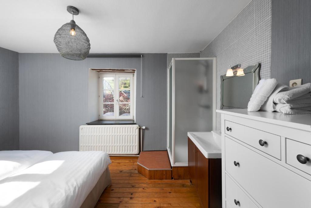 Postel nebo postele na pokoji v ubytování Hotel Aux Ecuries De La Reine