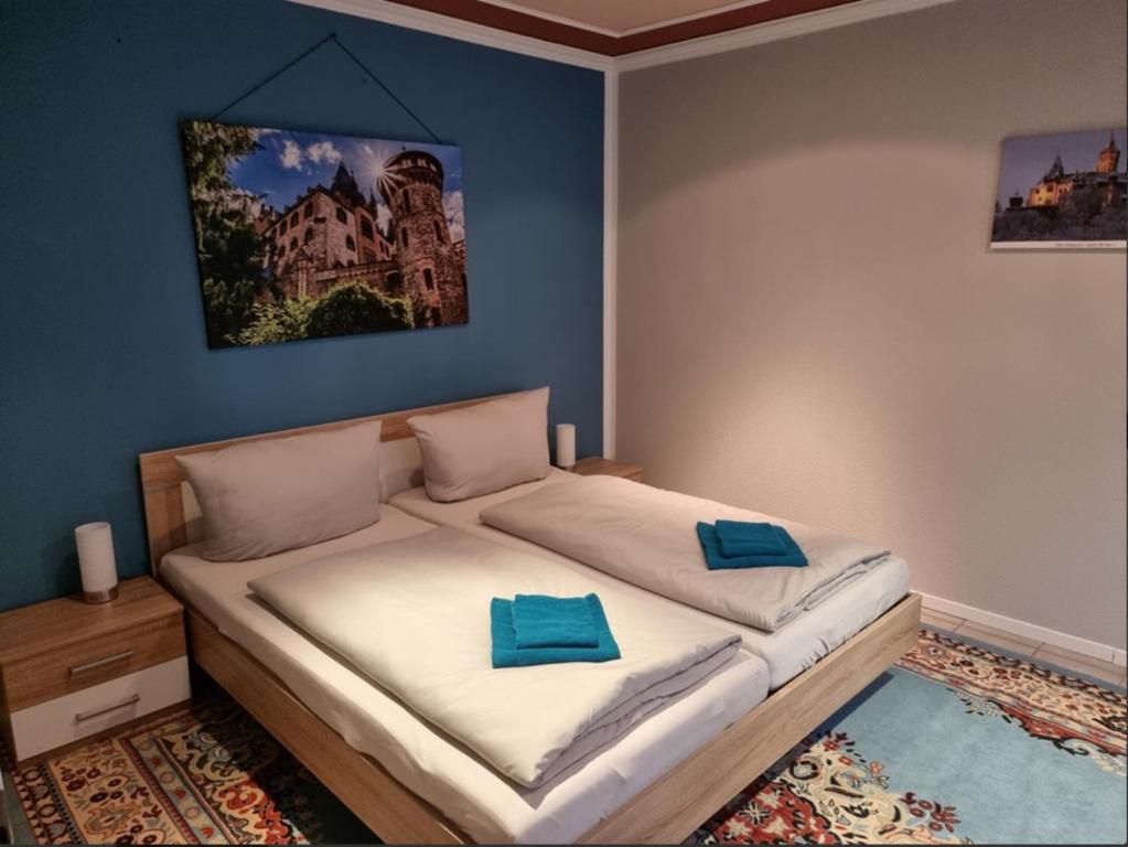 Un pat sau paturi într-o cameră la Ferienhaus "Am Schlossbühel" für 9 Personen