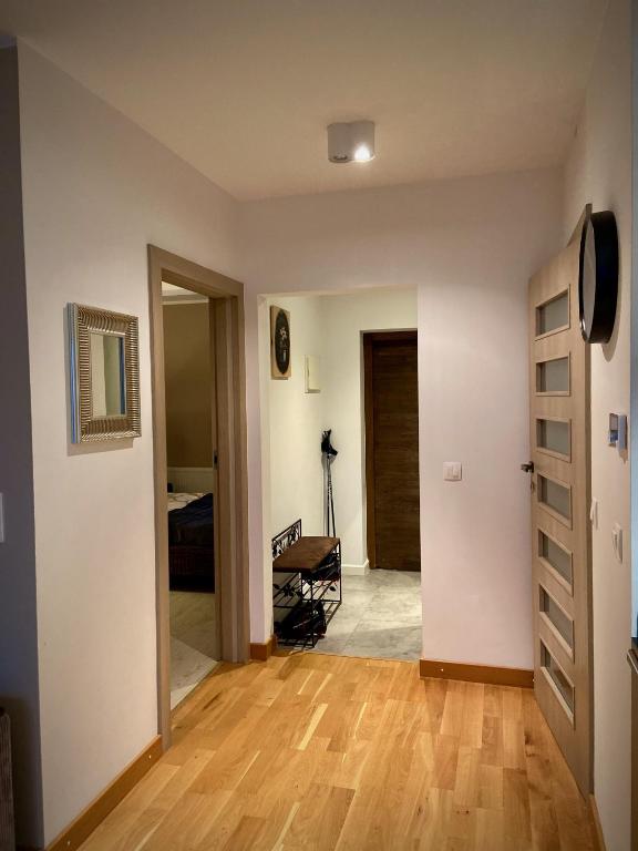 Televízia a/alebo spoločenská miestnosť v ubytovaní Apartament Grafitowy Willa Laser