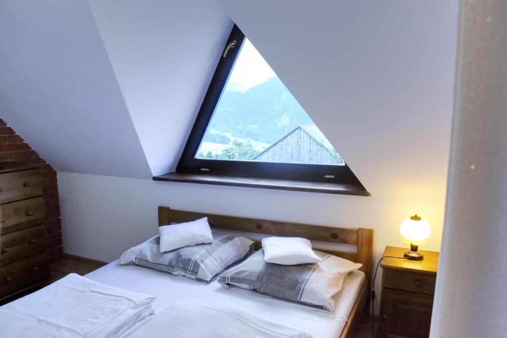 Pokoje u Pitera في سروموس وايزين: غرفة بسرير مع نافذة كبيرة