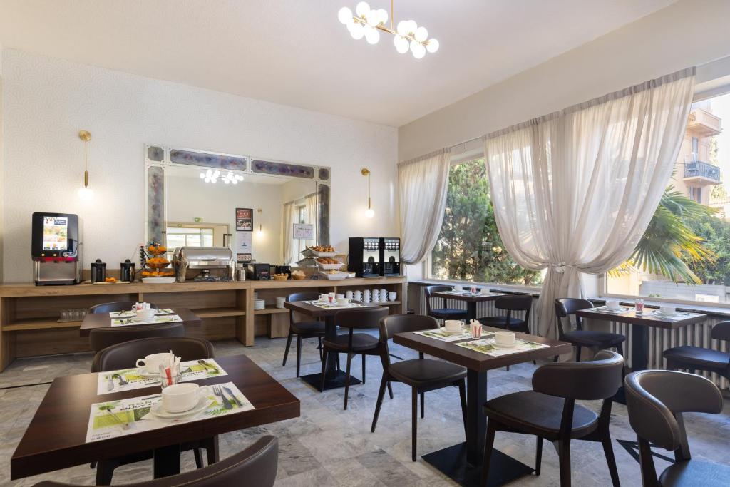 Restaurace v ubytování Hôtel Locarno Nice