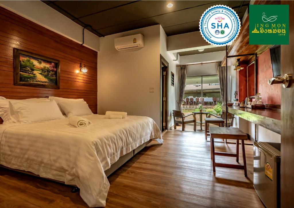 una camera d'albergo con letto e cucina di Ingmon House a Chiang Mai