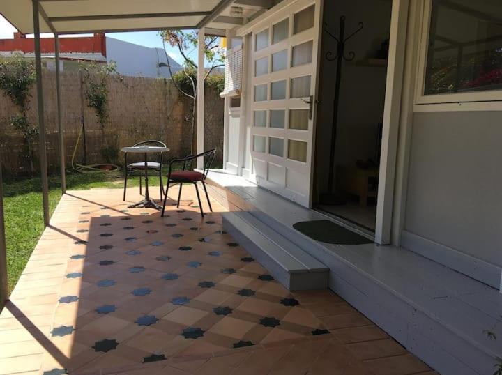 een veranda van een huis met een tafel en stoelen bij Casa Solara in Zahora