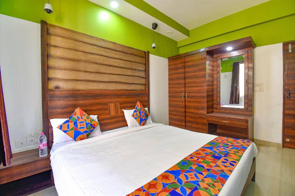 Postel nebo postele na pokoji v ubytování FabHotel Ocean View Apartment - Nr Dabolim Airport