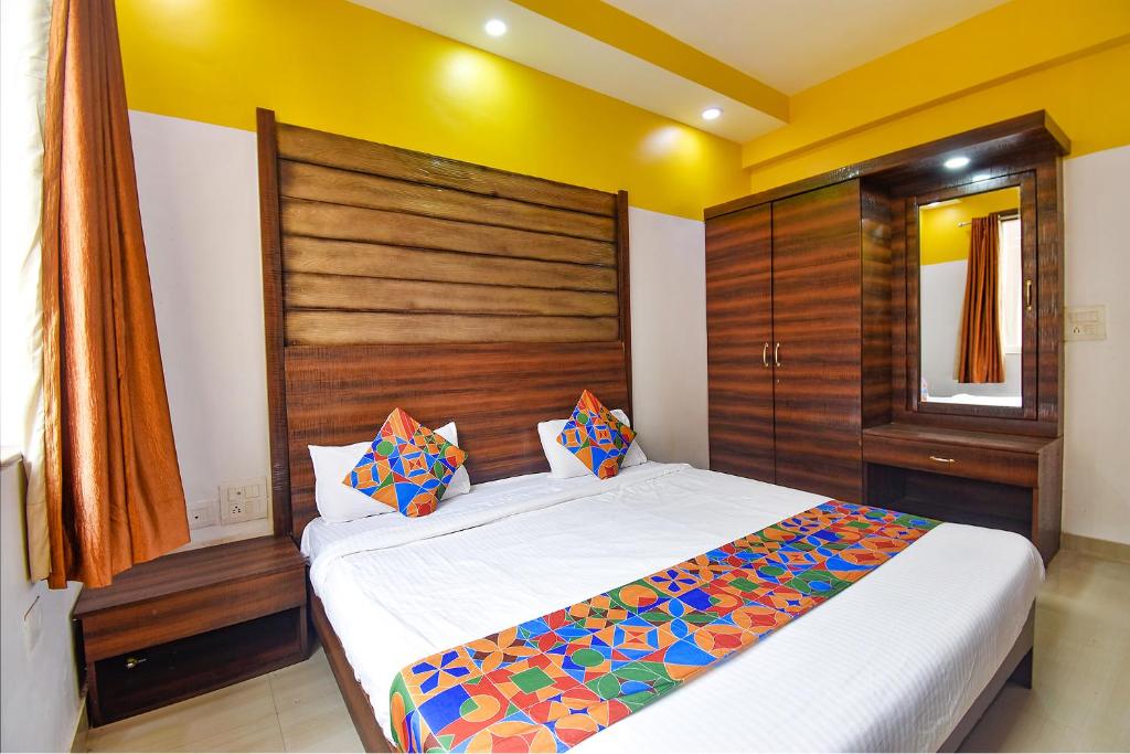 Postel nebo postele na pokoji v ubytování FabHotel Ocean View Apartment - Nr Dabolim Airport