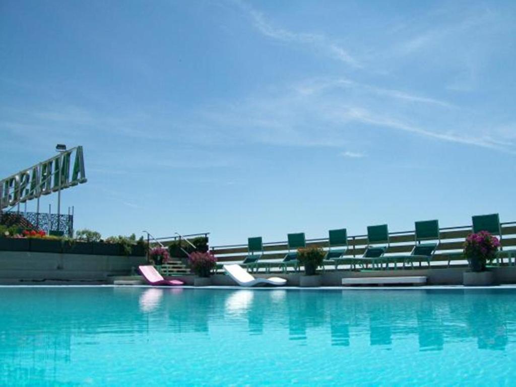 Bazén v ubytování Grand Hotel Ambasciatori Wellness & Spa nebo v jeho okolí
