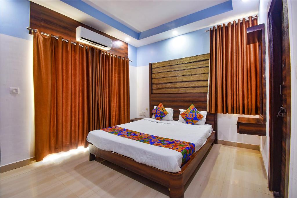 Postel nebo postele na pokoji v ubytování FabHotel Ocean View Apartment - Nr Dabolim Airport