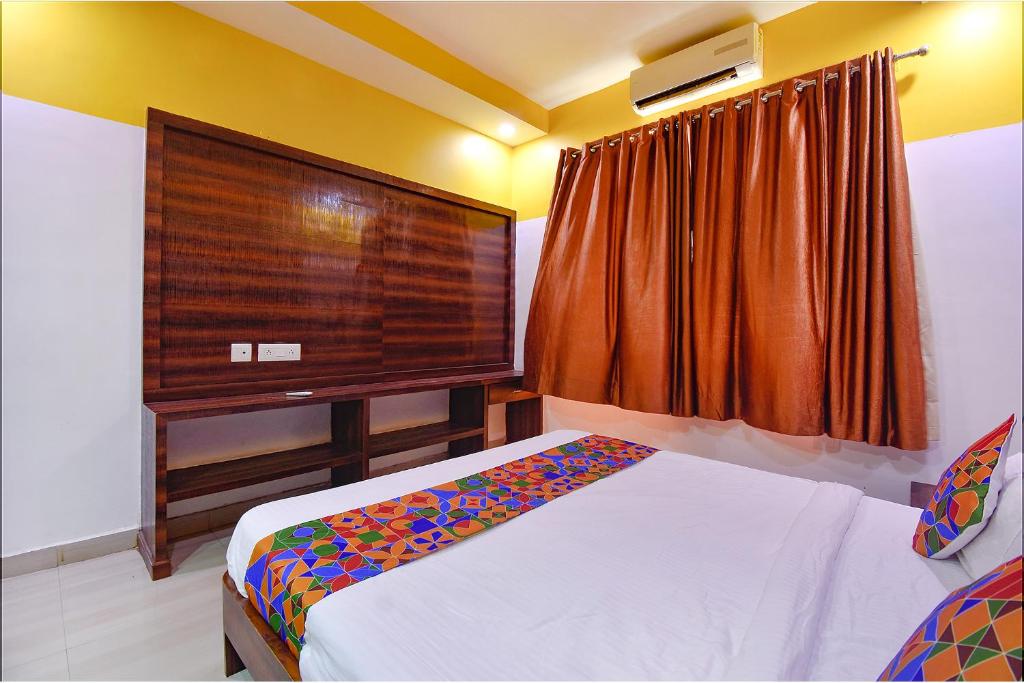 Postel nebo postele na pokoji v ubytování FabHotel Ocean View Apartment - Nr Dabolim Airport