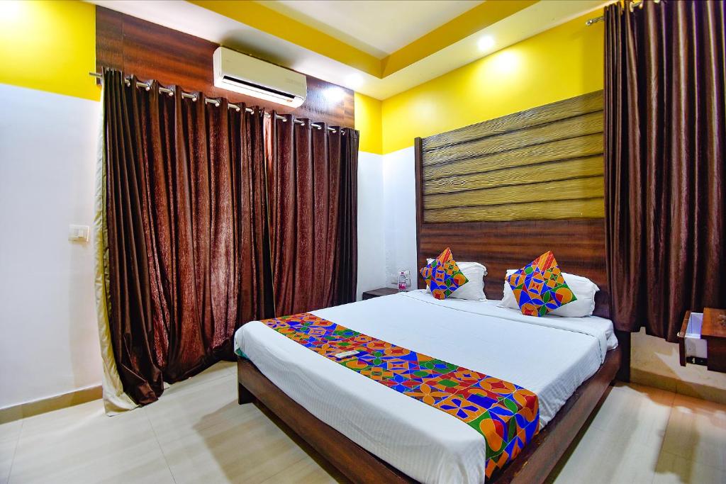 Postel nebo postele na pokoji v ubytování FabHotel Ocean View Apartment - Nr Dabolim Airport