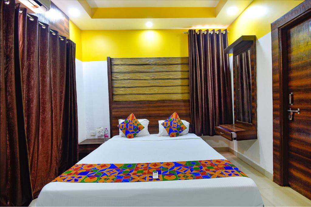 Postel nebo postele na pokoji v ubytování FabHotel Ocean View Apartment - Nr Dabolim Airport