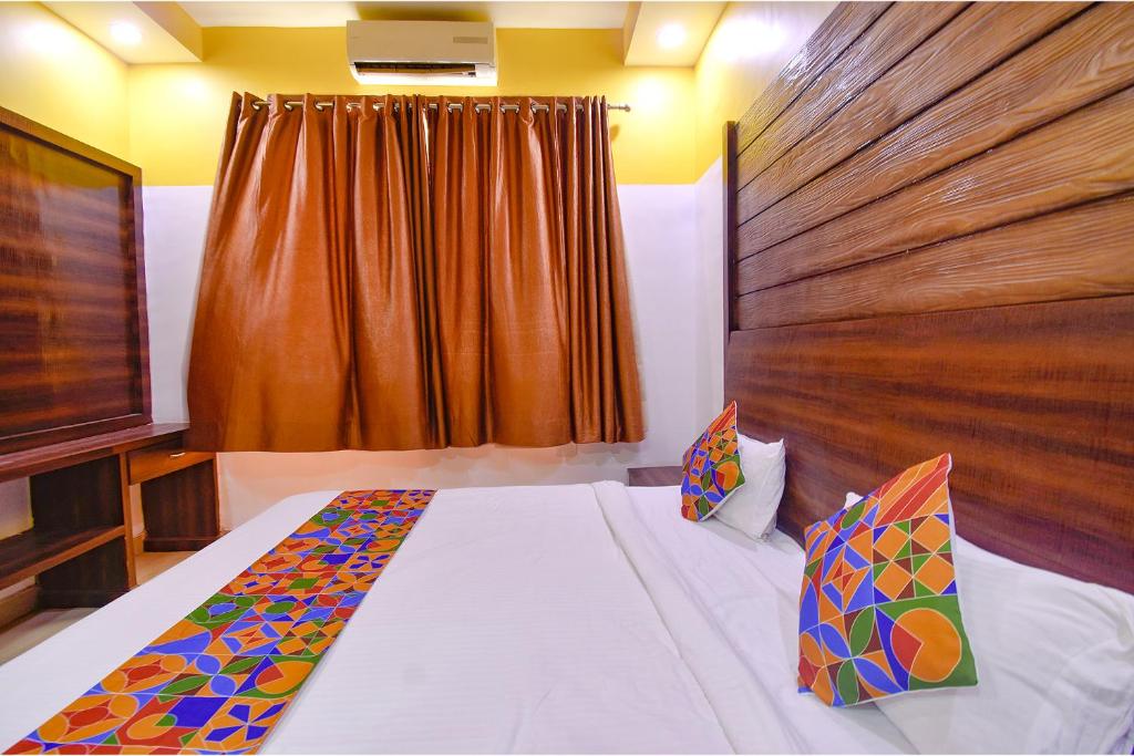Postel nebo postele na pokoji v ubytování FabHotel Ocean View Apartment - Nr Dabolim Airport