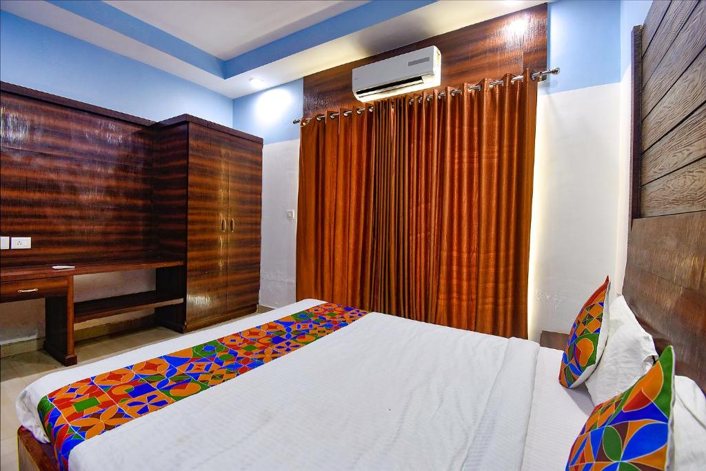 Postel nebo postele na pokoji v ubytování FabHotel Ocean View Apartment - Nr Dabolim Airport
