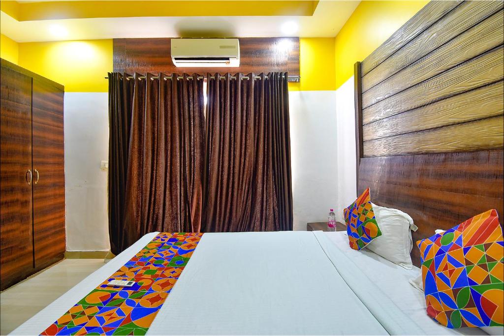 Postel nebo postele na pokoji v ubytování FabHotel Ocean View Apartment - Nr Dabolim Airport