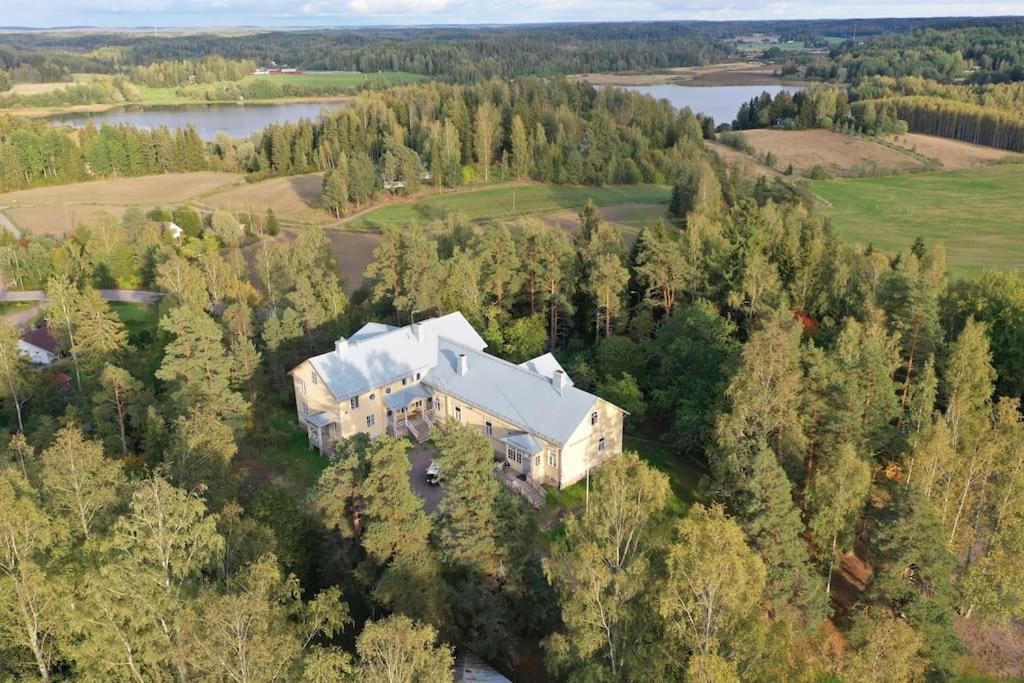 una vista aérea de una gran casa en los árboles en Quiet shared dormitory in a former Finnish School at the countryside, en Hyrsylä