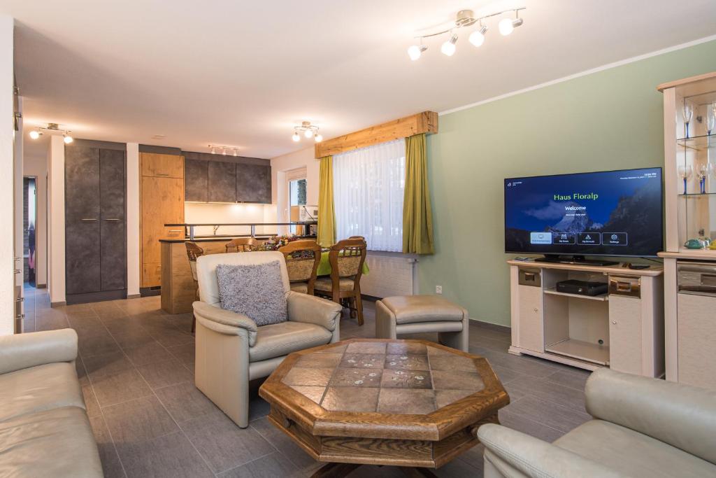 TV a/nebo společenská místnost v ubytování Haus Floralp
