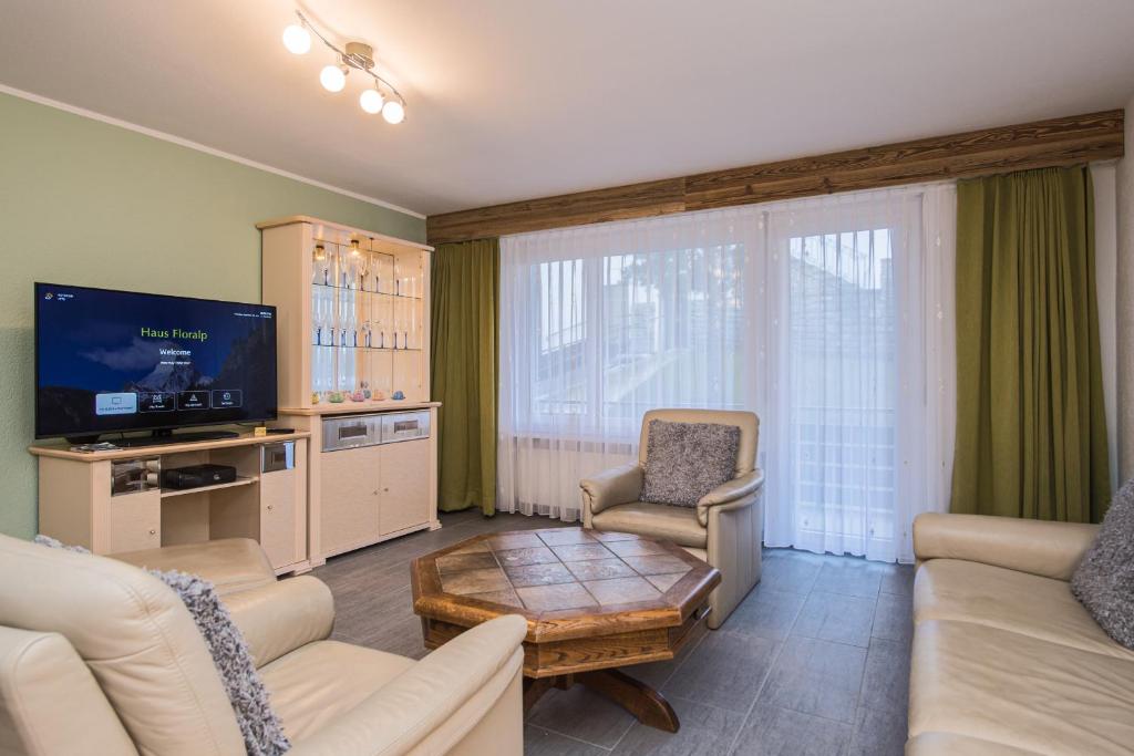 TV a/nebo společenská místnost v ubytování Haus Floralp