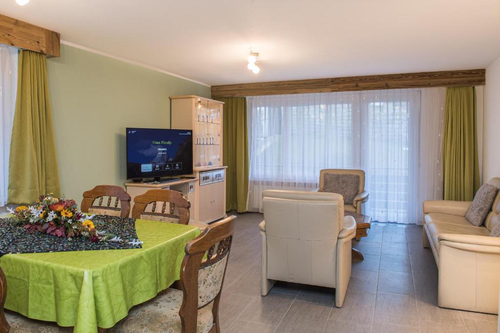 TV a/nebo společenská místnost v ubytování Haus Floralp