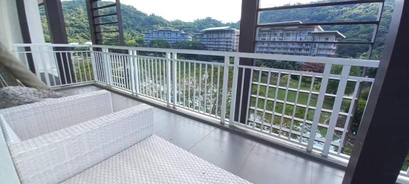 Rõdu või terrass majutusasutuses Pico De Loro 2BR