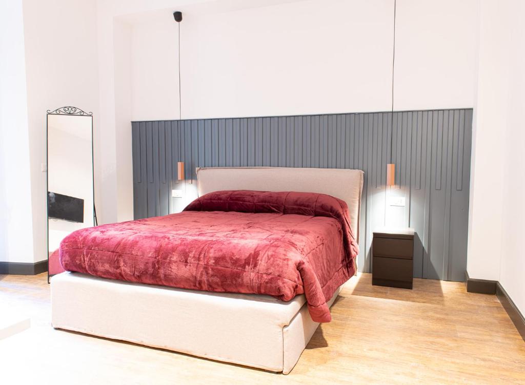 um quarto com uma cama branca e um cobertor vermelho em Flaminia Luxury Grand Suite em Roma