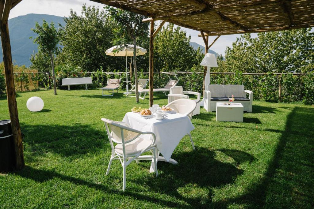 A garden outside Agriturismo Tenuta Don Carlo