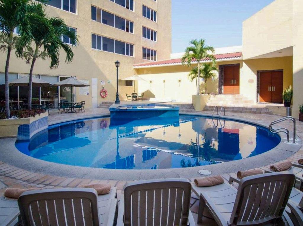 Bazén v ubytování Hotel Hostal de Cortés nebo v jeho okolí
