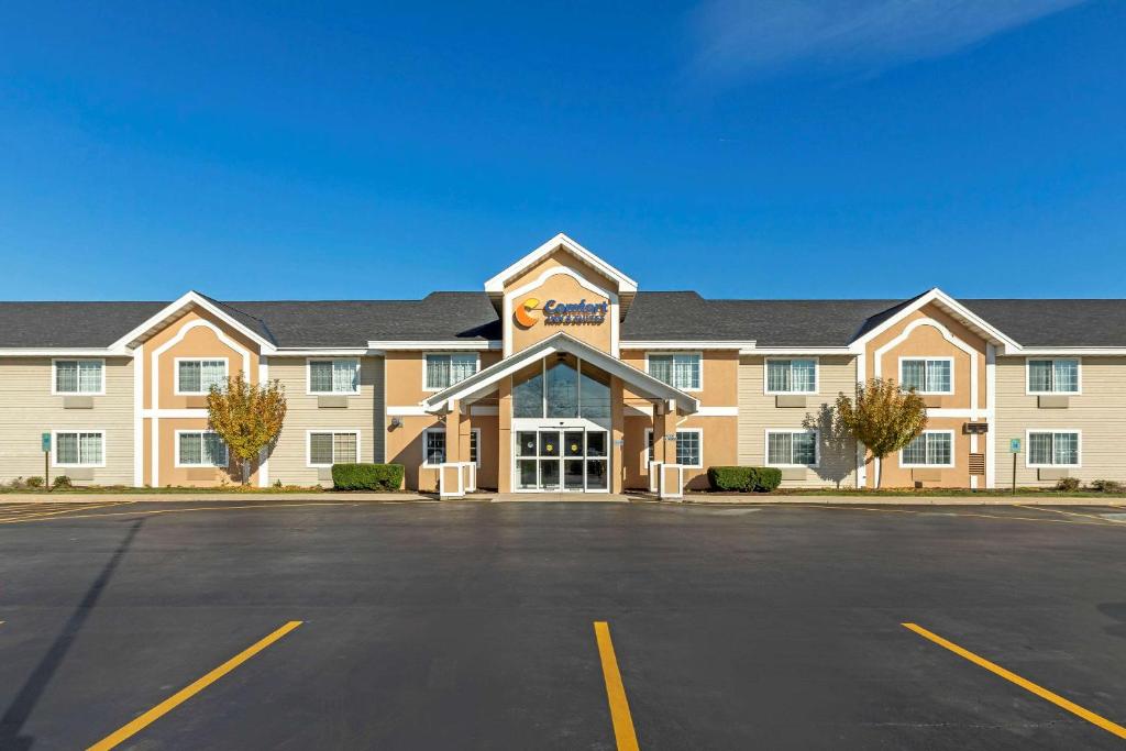 a large building with a parking lot in front of it at Comfort Inn & Suites Jackson - West Bend in Jackson