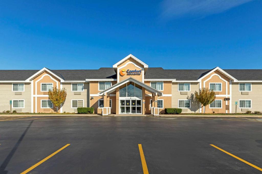 un gran edificio con un estacionamiento delante de él en Comfort Inn & Suites Jackson - West Bend, en Jackson