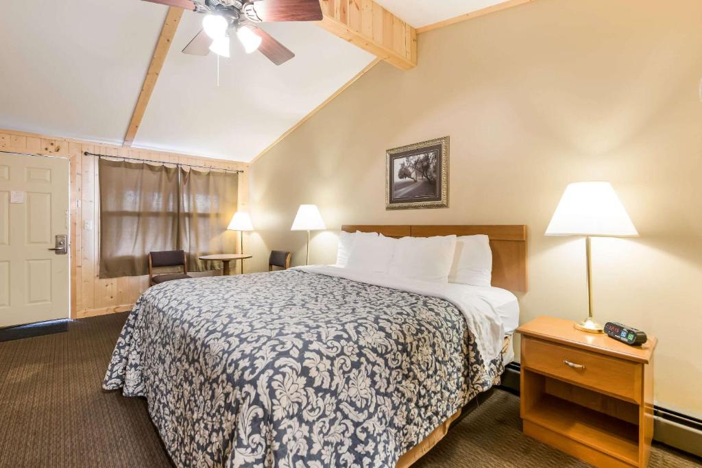 Postel nebo postele na pokoji v ubytování Econo Lodge