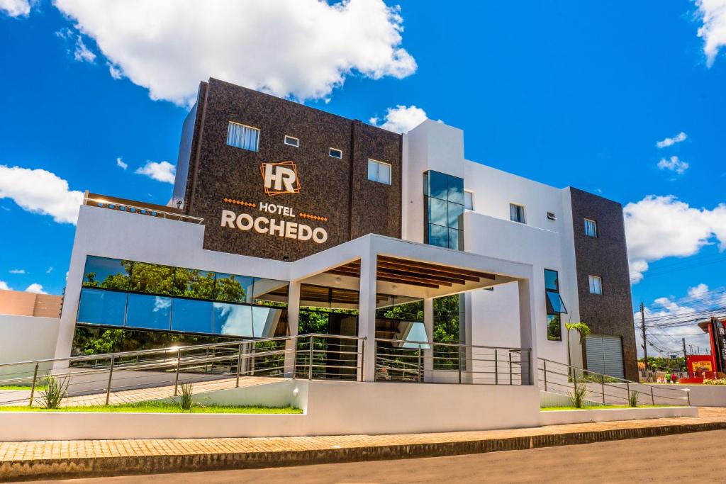 a building with the roodopted sign on it at Hotel Rochedo, Penedo - Alagoas in Penedo