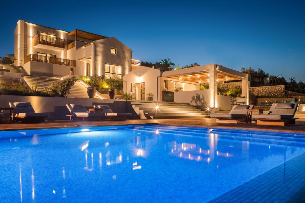 Bazén v ubytování Harmony Suites nebo v jeho okolí