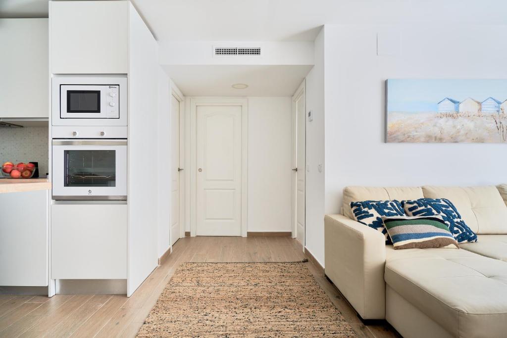 Telewizja i/lub zestaw kina domowego w obiekcie Apartamento en primera linea de playa en la Malagueta