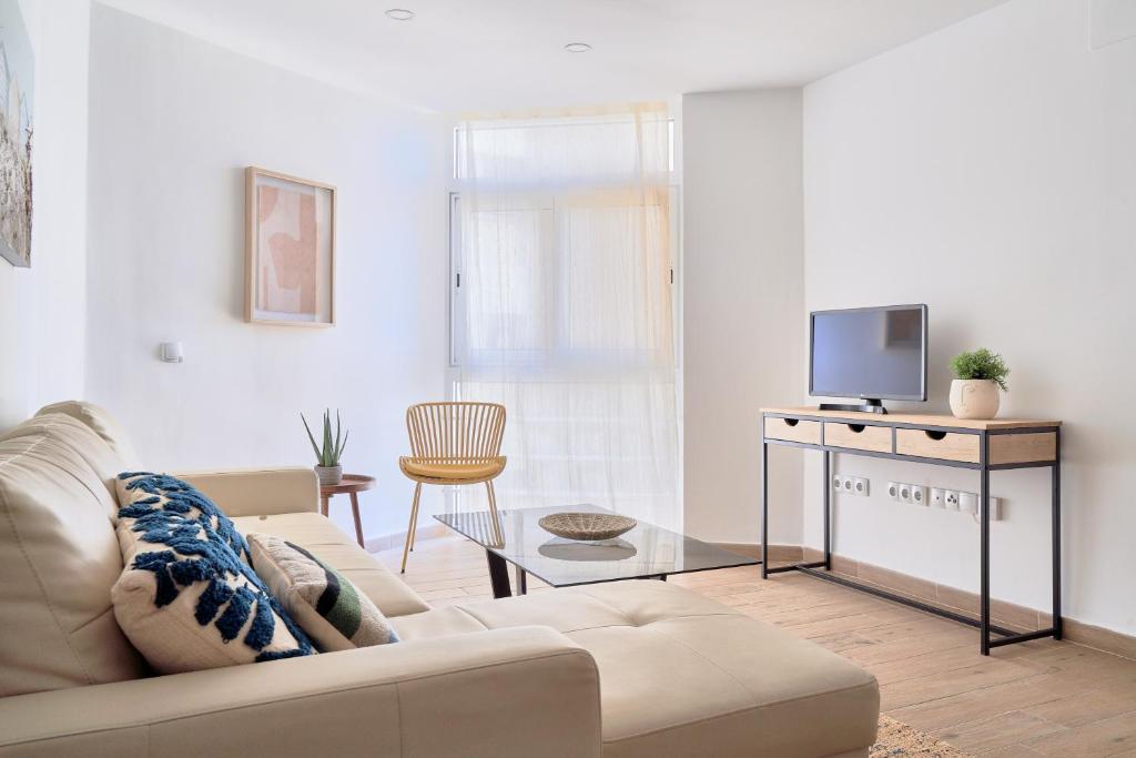 Telewizja i/lub zestaw kina domowego w obiekcie Apartamento en primera linea de playa en la Malagueta