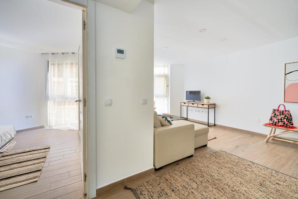 Telewizja i/lub zestaw kina domowego w obiekcie Apartamento en primera linea de playa en la Malagueta