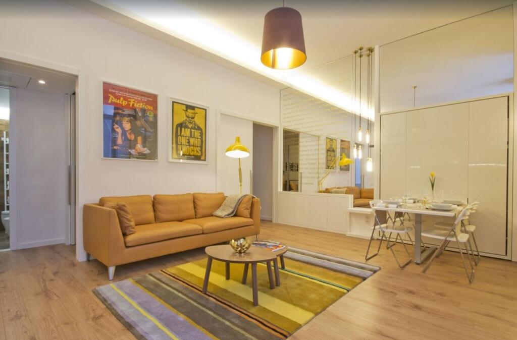 un soggiorno con divano e tavolo di 01 Design Flat in Porto Downtown a Porto
