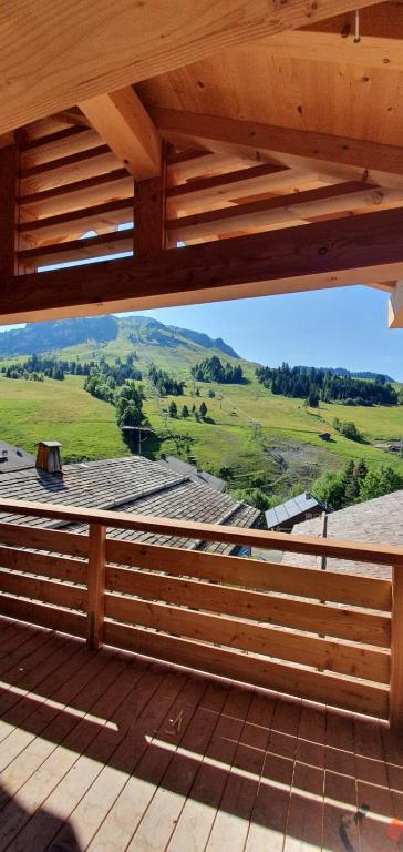 - une vue depuis le pont d'une maison avec un toit dans l'établissement Les Chalets de l'Adret, au Grand-Bornand