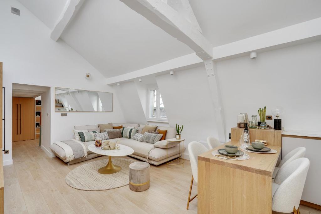 un salon avec un canapé et une table dans l'établissement Amazing HISTORICAL PARISIEN LOFT NEXT TO LOUVRE AREA-4, à Paris