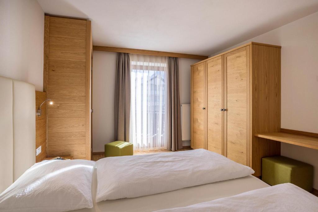 A bed or beds in a room at Rosalpina Apt 2