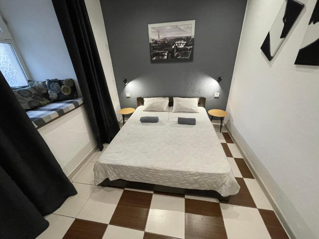 een kleine slaapkamer met een bed en een bank bij Le Rêve city hostel in Odessa