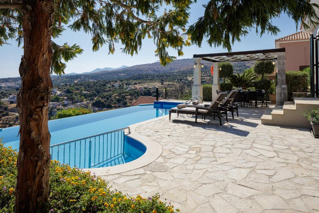 Bazén v ubytovaní Keano Villa, with Pool & BBQ, Ping Pong, Playground, By ThinkVilla alebo v jeho blízkosti