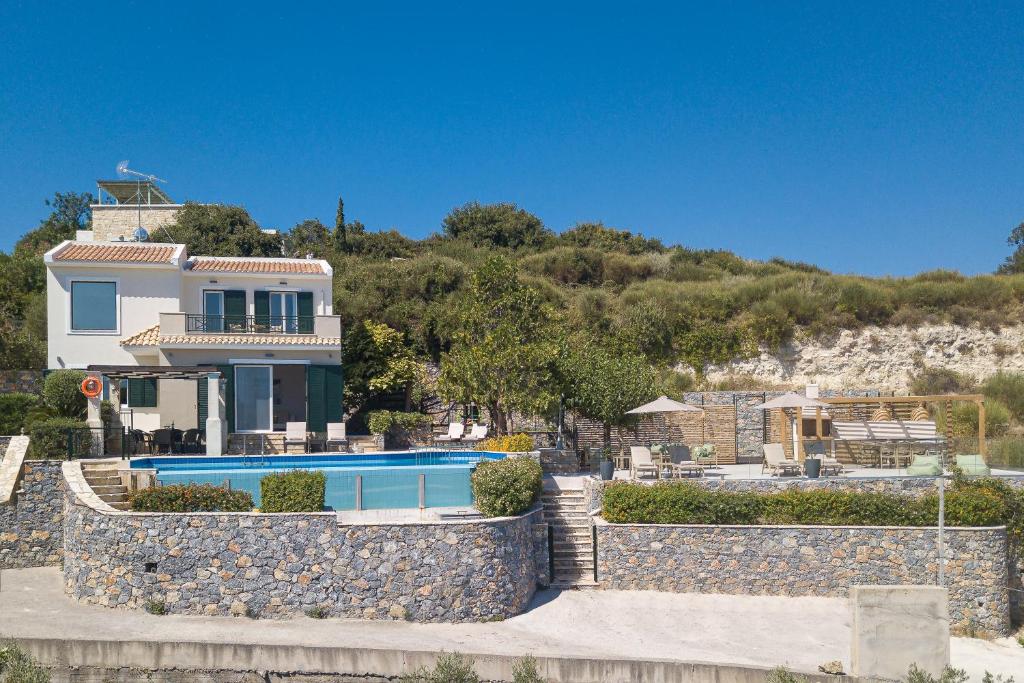 Bazén v ubytovaní Keano Villa, with Pool & BBQ, Ping Pong, Playground, By ThinkVilla alebo v jeho blízkosti