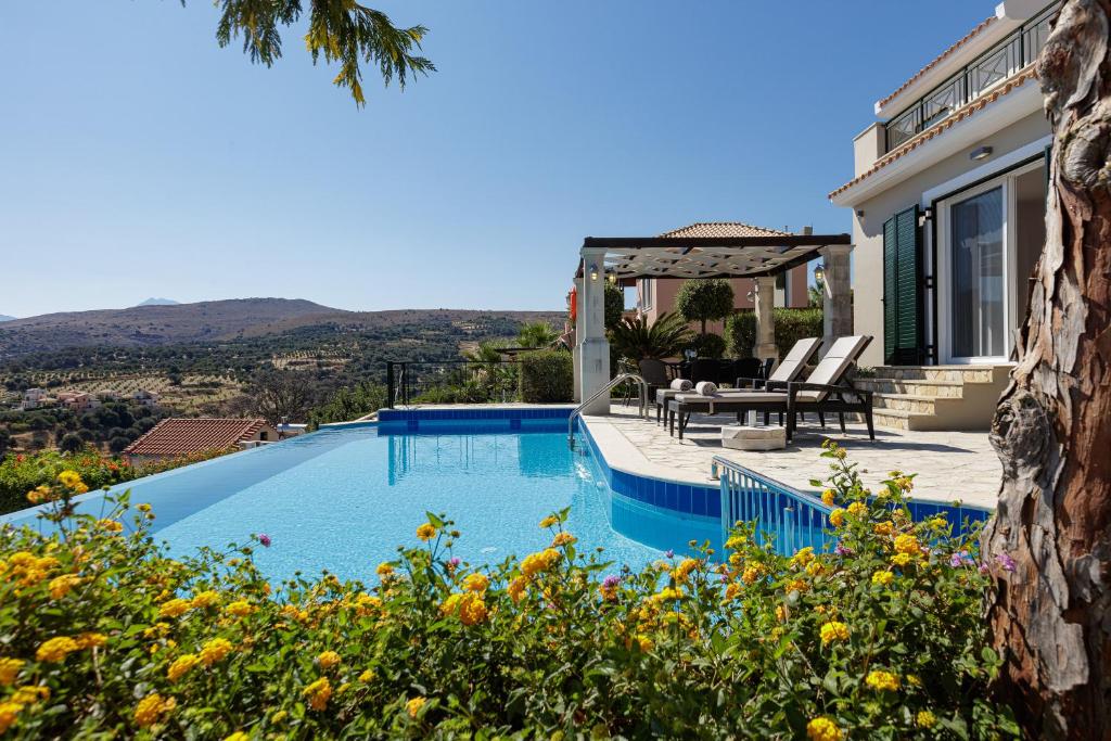Bazén v ubytovaní Keano Villa, with Pool & BBQ, Ping Pong, Playground, By ThinkVilla alebo v jeho blízkosti