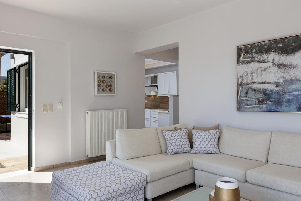 Posedenie v ubytovaní Keano Villa, with Pool & BBQ, Ping Pong, Playground, By ThinkVilla