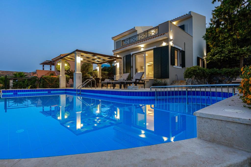 Bazén v ubytovaní Keano Villa, with Pool & BBQ, Ping Pong, Playground, By ThinkVilla alebo v jeho blízkosti
