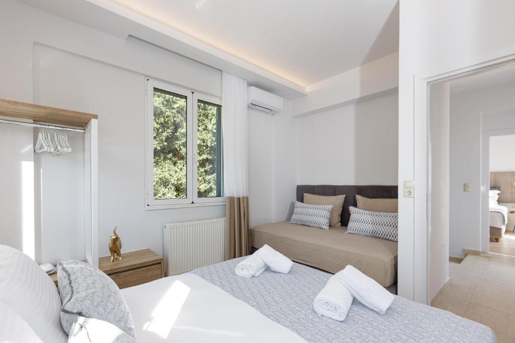 Posteľ alebo postele v izbe v ubytovaní Keano Villa, with Pool & BBQ, Ping Pong, Playground, By ThinkVilla